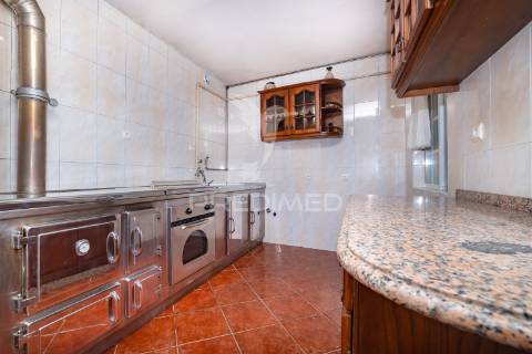 Moradia individual remodelada na freguesia de  brito.