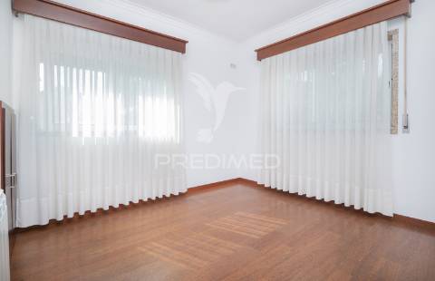 Moradia individual remodelada na freguesia de  brito.