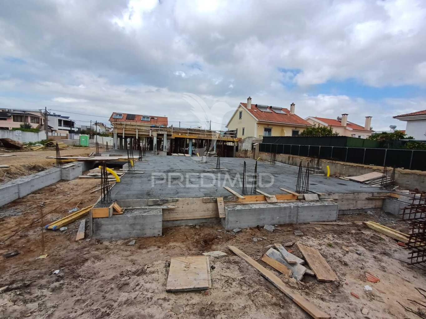 Moradia isolada térrea com piscina em zona nobre de fernão ferro