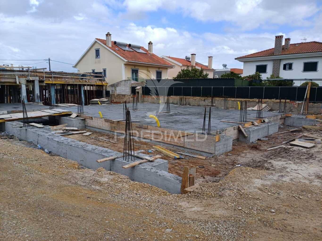 Moradia isolada térrea com piscina em zona nobre de fernão ferro
