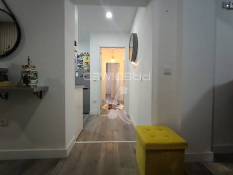 T2 renovado com espaço exterior e excelente exposição solar