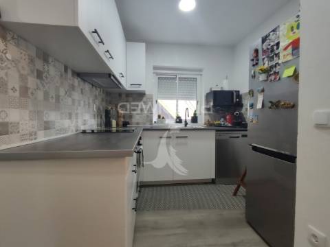T2 renovado com espaço exterior e excelente exposição solar