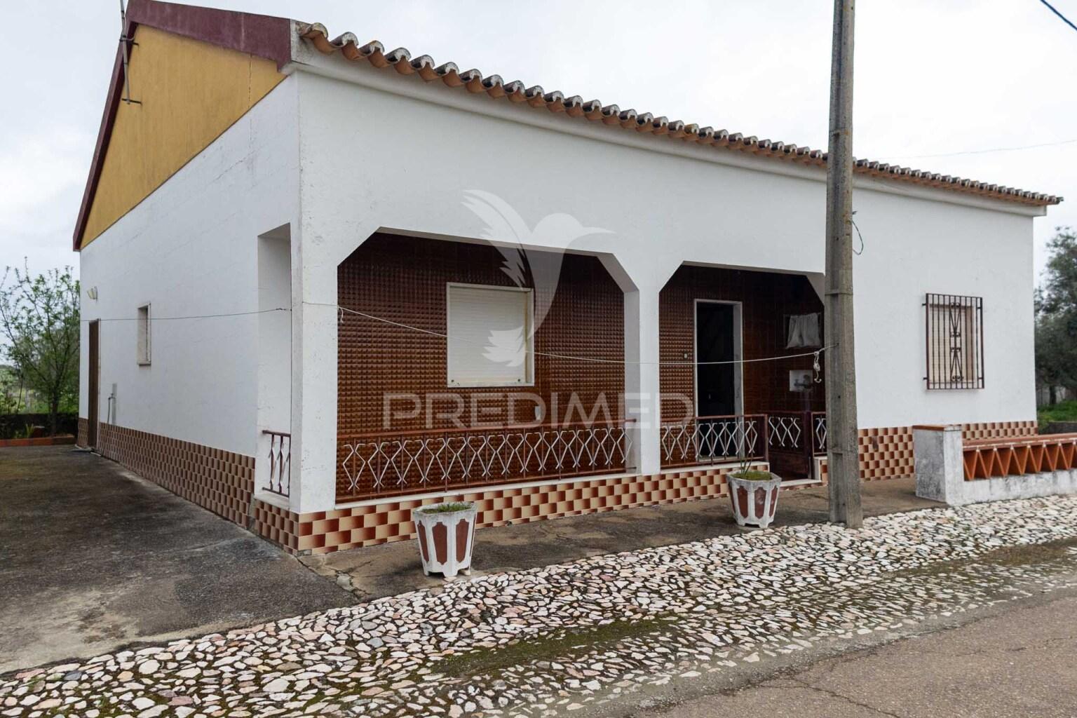 Moradia t3 com anexo, quintal e garagem – ferreira de capelins, alandroal.