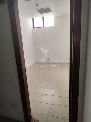 Quarteira - armazém à venda perto de zonas comerciais