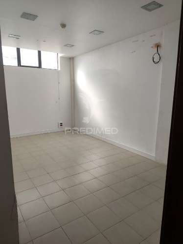 Quarteira - armazém à venda perto de zonas comerciais