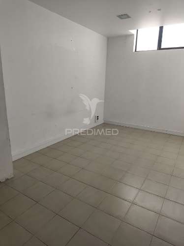 Quarteira - armazém à venda perto de zonas comerciais