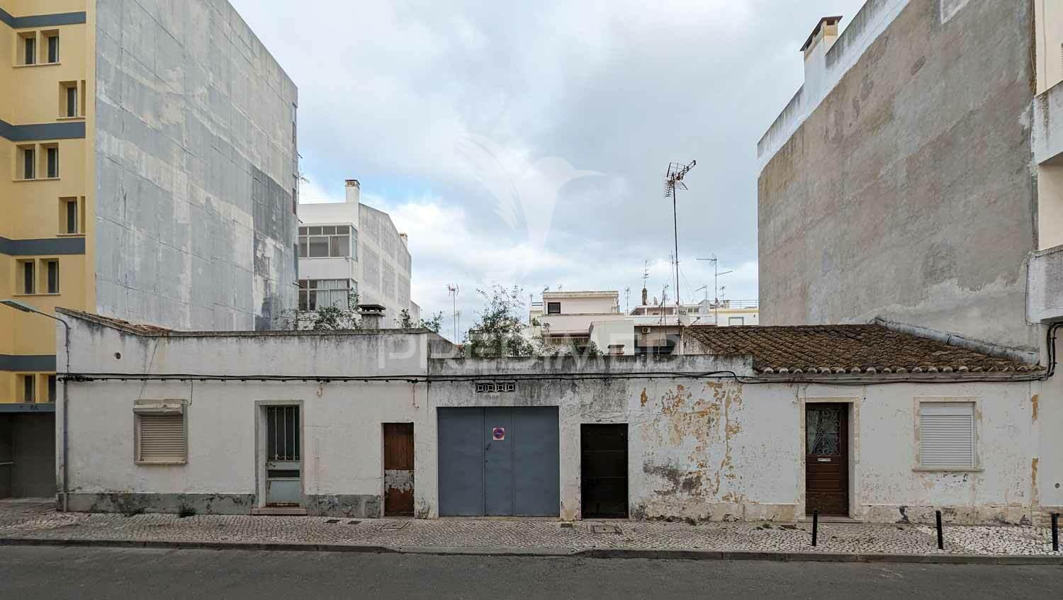 Duas ruínas geminadas para construção de prédio até 4 pisos