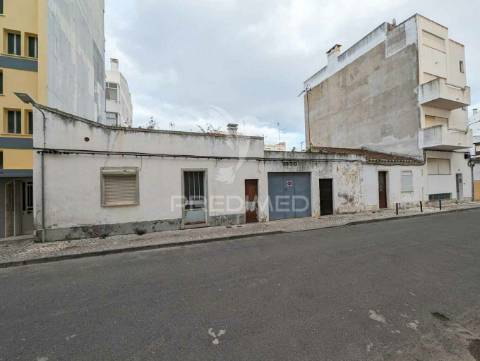 Duas ruínas geminadas para construção de prédio até 4 pisos