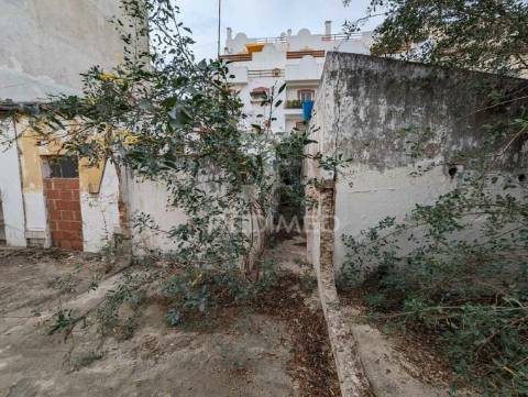 Duas ruínas geminadas para construção de prédio até 4 pisos