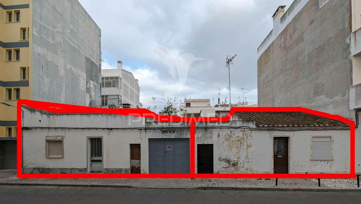 Duas ruínas geminadas para construção de prédio até 5 pisos