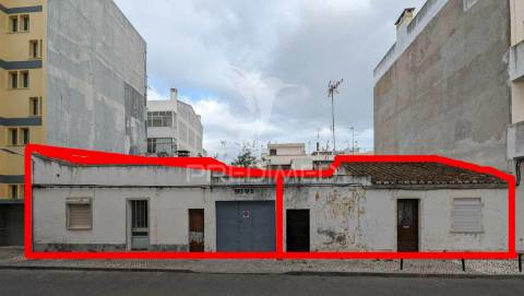 Duas ruínas geminadas para construção de prédio até 5 pisos