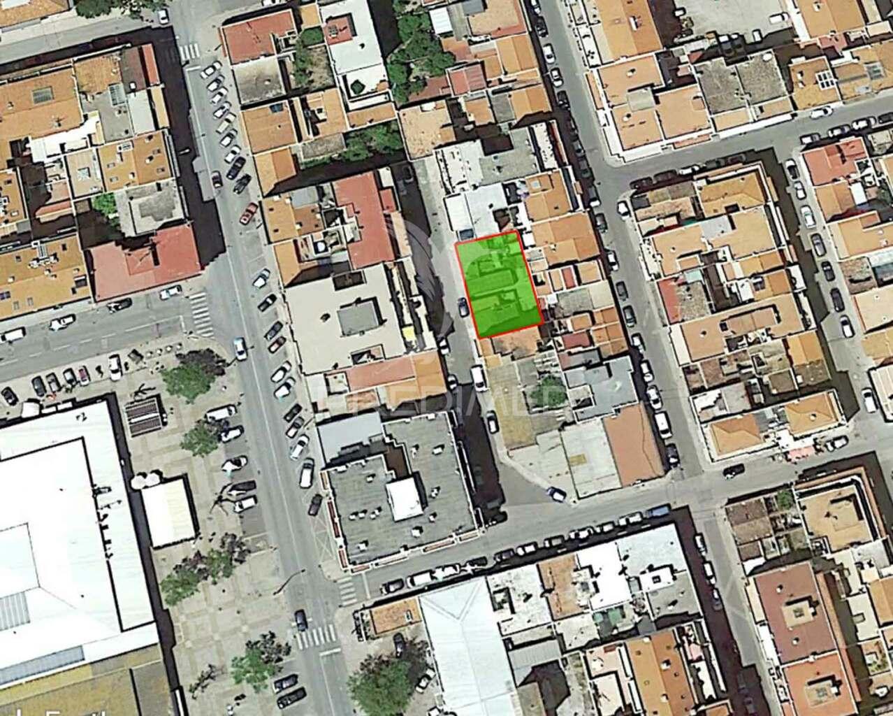 Duas ruínas geminadas para construção de prédio até 5 pisos