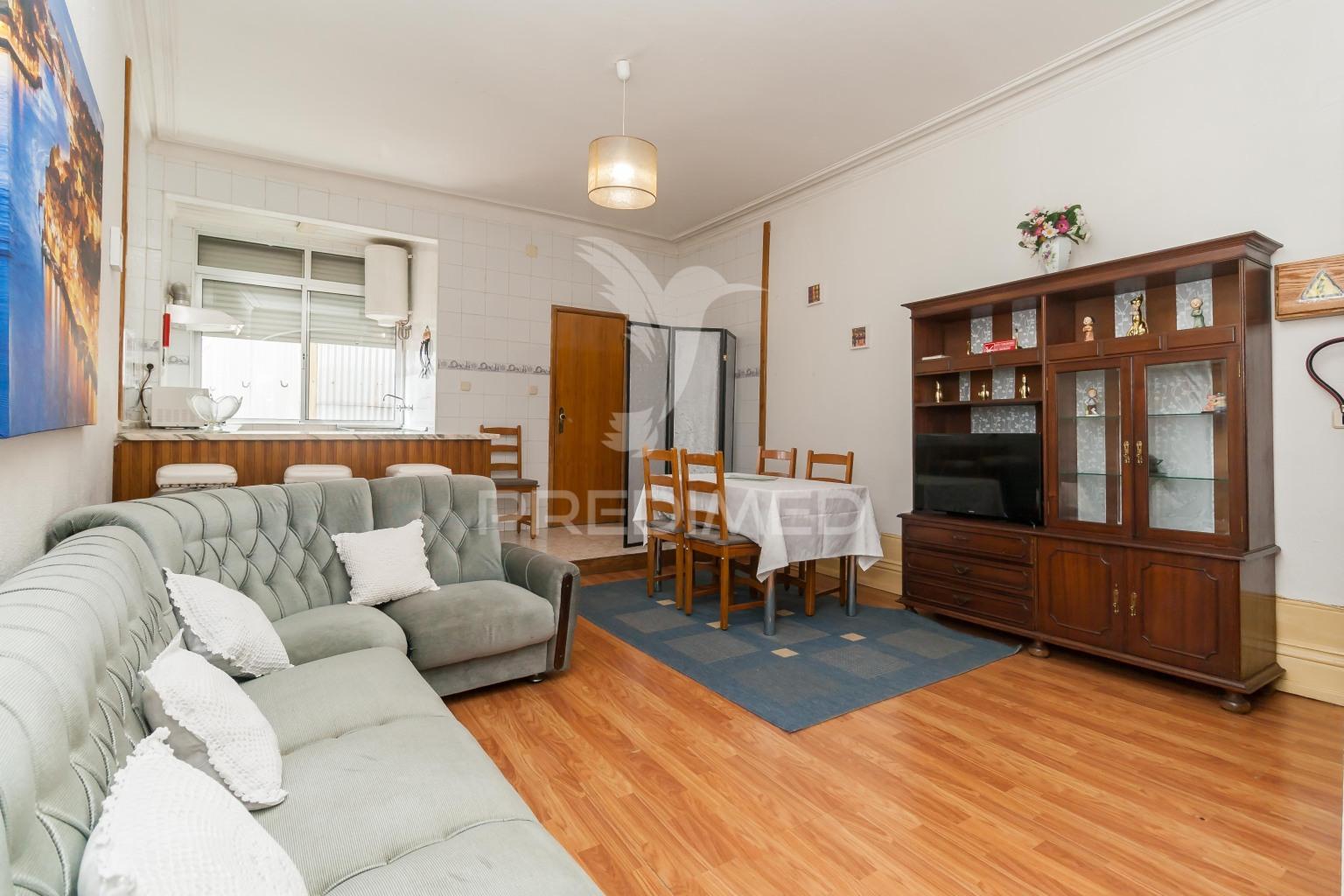 Prédio com 3 apartamentos situado na zona histórica do porto
