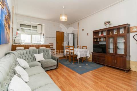 Prédio com 3 apartamentos situado na zona histórica do porto