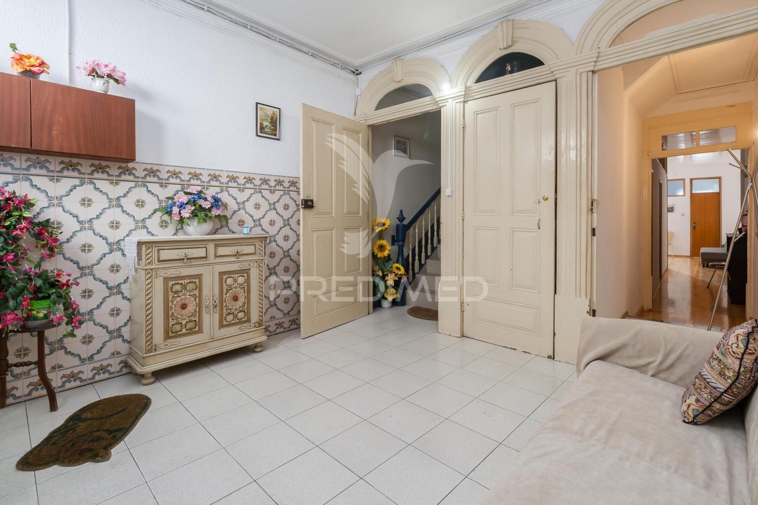 Prédio com 3 apartamentos situado na zona histórica do porto