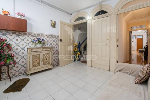 Prédio com 3 apartamentos situado na zona histórica do porto