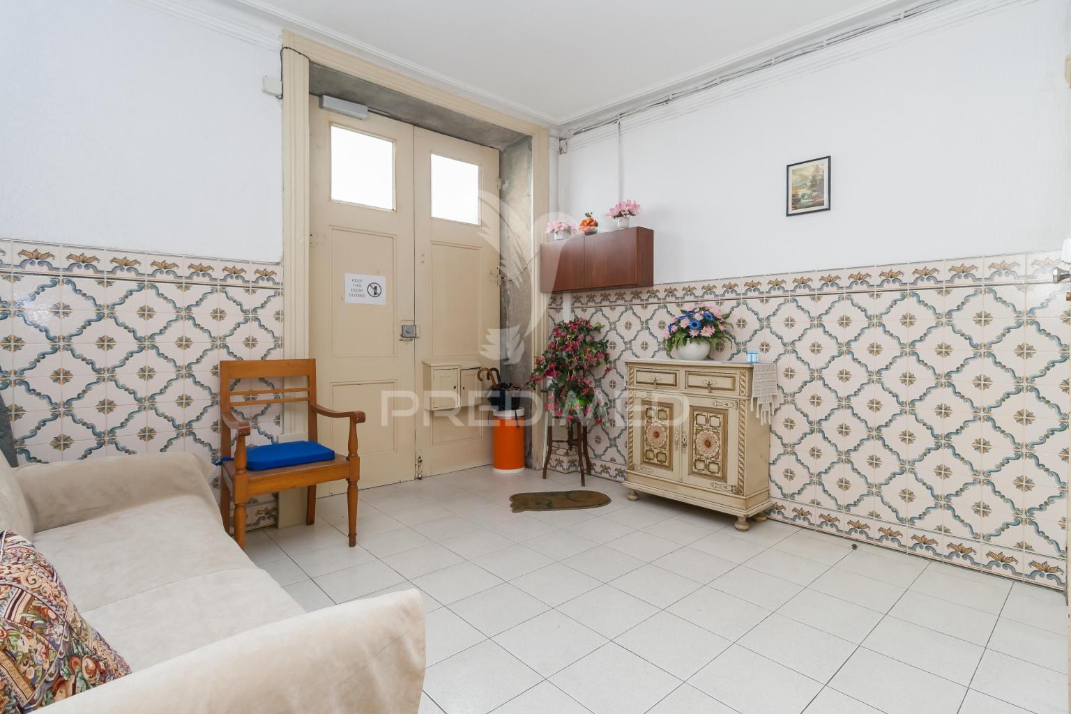 Prédio com 3 apartamentos situado na zona histórica do porto