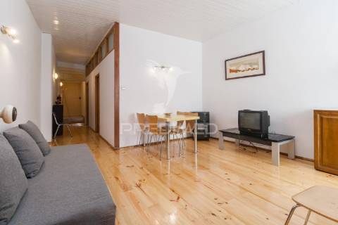 Prédio com 3 apartamentos situado na zona histórica do porto