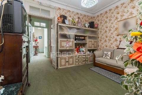 Prédio com 3 apartamentos situado na zona histórica do porto