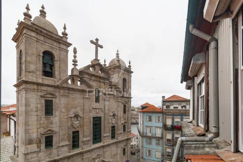 Prédio com 3 apartamentos situado na zona histórica do porto