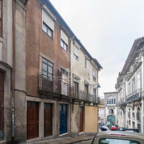 Prédio com 3 apartamentos situado na zona histórica do porto