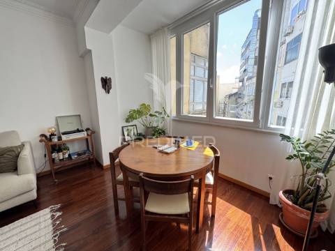Apartamento t2 totalmente remodelado em alameda, lisboa