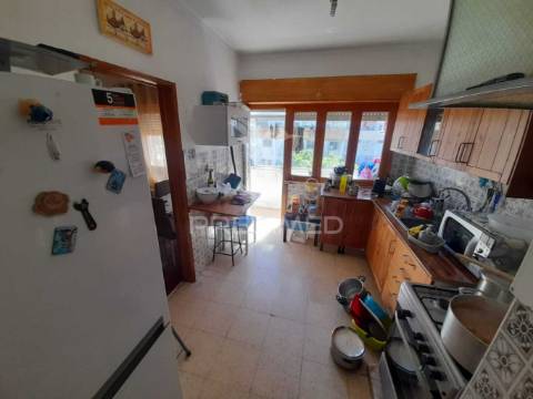 Apartamento t2 com arrecadação, casal do bico, massamá.