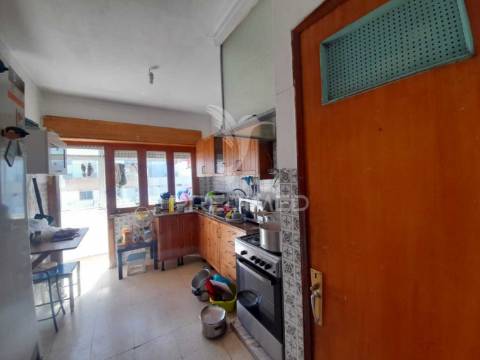 Apartamento t2 com arrecadação, casal do bico, massamá.