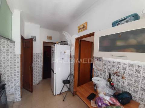 Apartamento t2 com arrecadação, casal do bico, massamá.