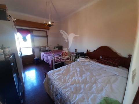Apartamento t2 com arrecadação, casal do bico, massamá.