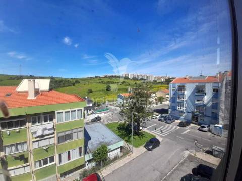 Apartamento t2 com arrecadação, casal do bico, massamá.