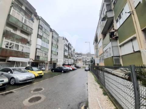 Apartamento t2 com arrecadação, casal do bico, massamá.