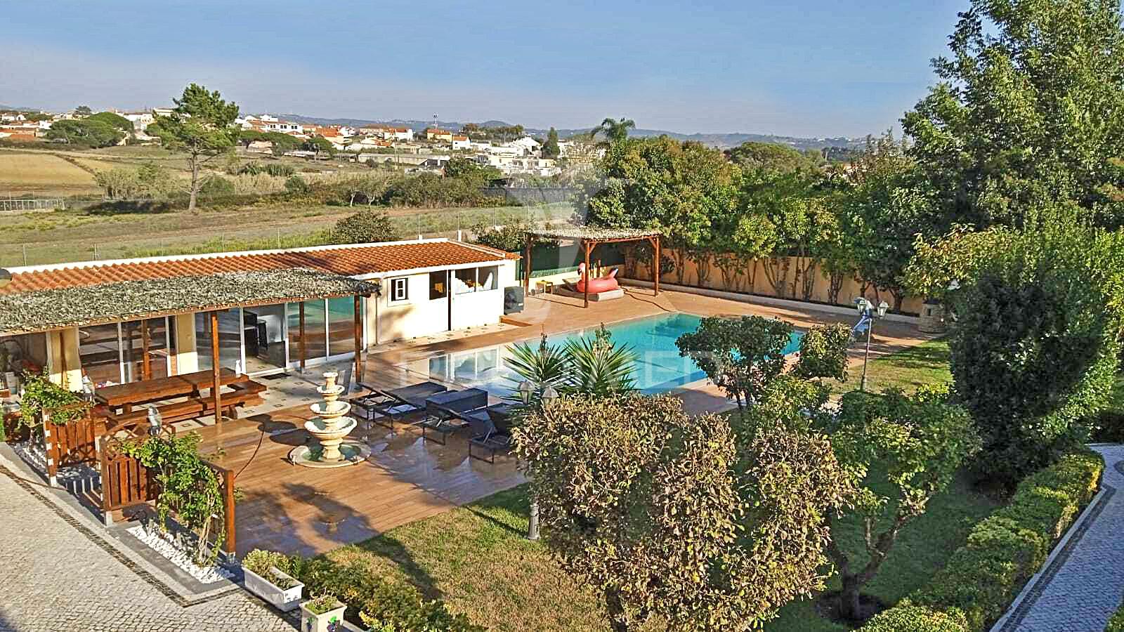Quinta com piscina e com lote de terreno rústico