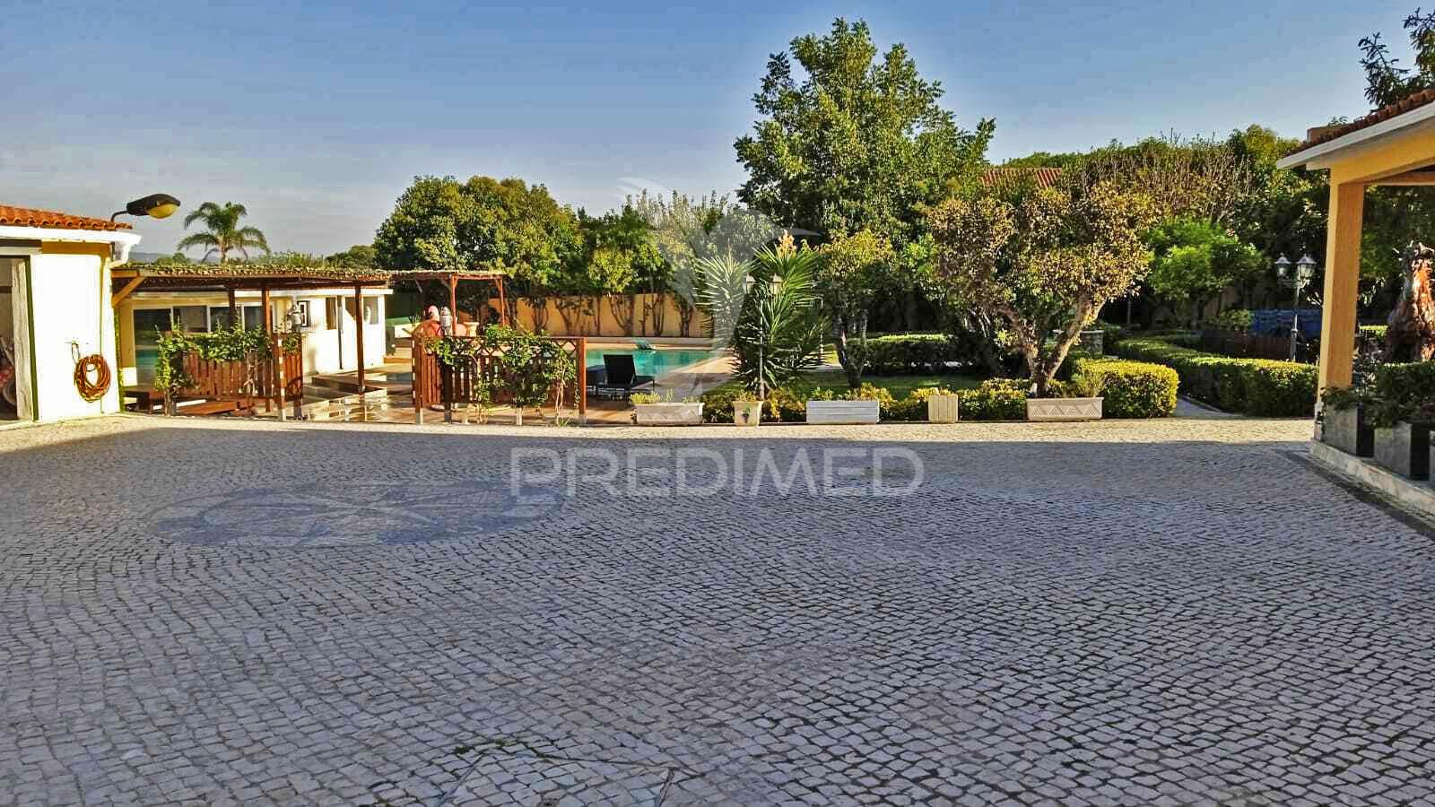 Quinta com piscina e com lote de terreno rústico