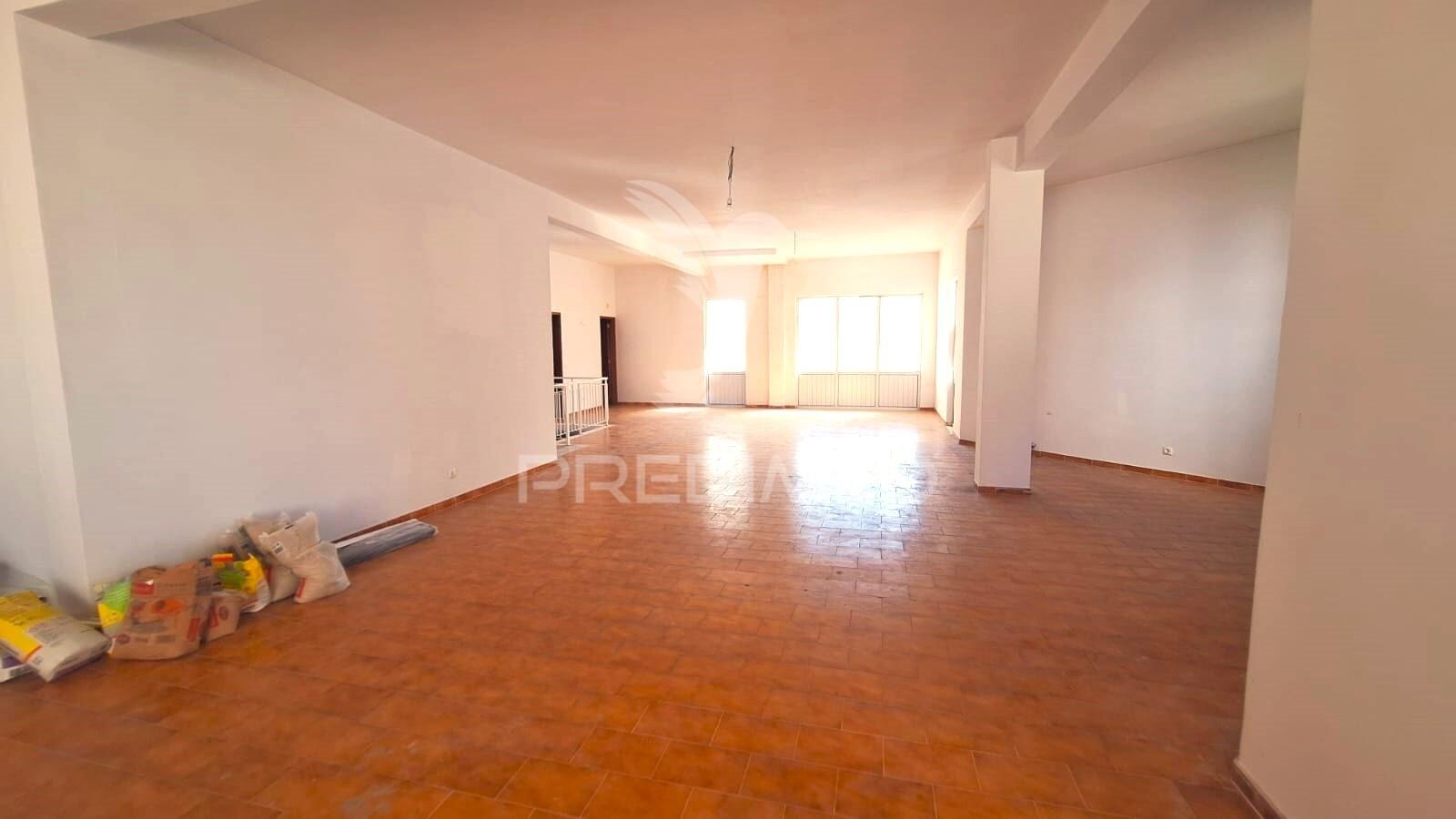 Loja com mais de 220m2 para arrendamento em quarteira