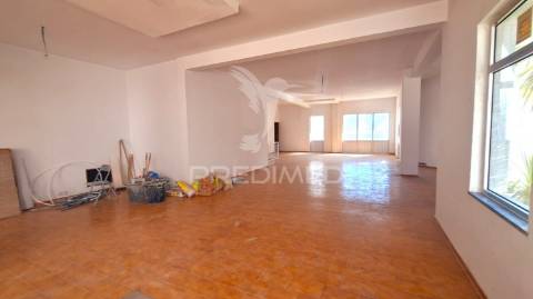 Loja com mais de 220m2 para arrendamento em quarteira