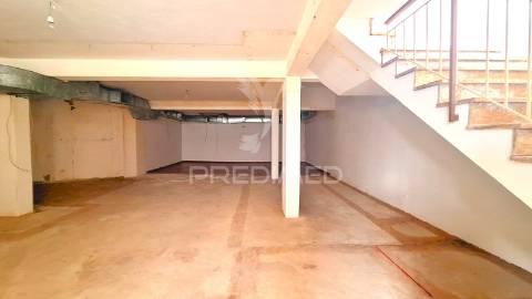Loja com mais de 220m2 para arrendamento em quarteira