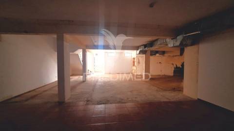 Loja com mais de 220m2 para arrendamento em quarteira
