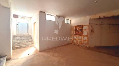 Loja com mais de 220m2 para arrendamento em quarteira