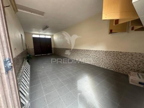 Moradia t3 com anexo t1 com 3 garagens barreiro