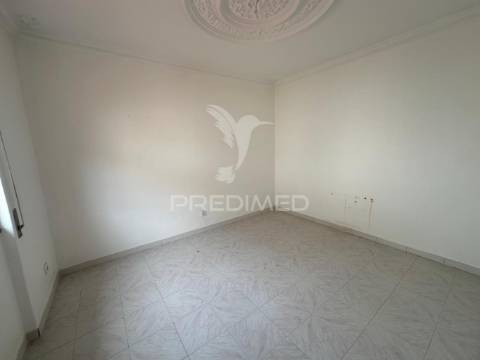 Moradia t3 com anexo t1 com 3 garagens barreiro