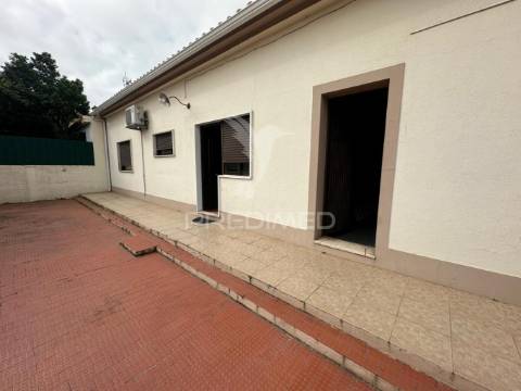 Moradia t3 com anexo t1 com 3 garagens barreiro