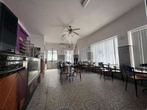 Arrenda-se café / snack bar com esplanada no centro histórico de palmela