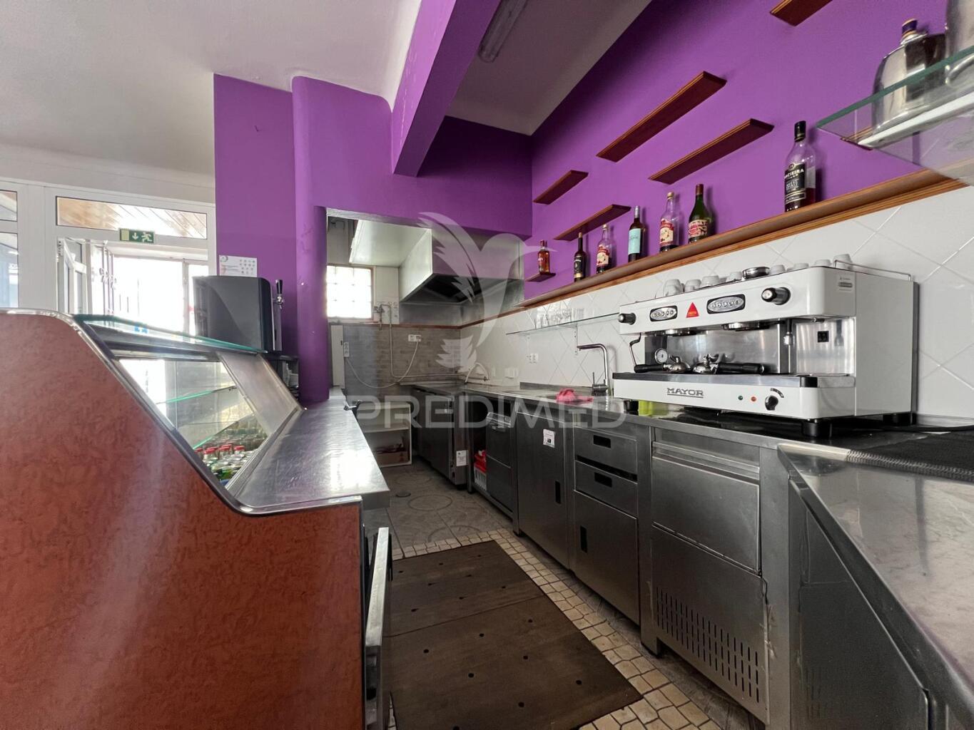 Arrenda-se café / snack bar com esplanada no centro histórico de palmela