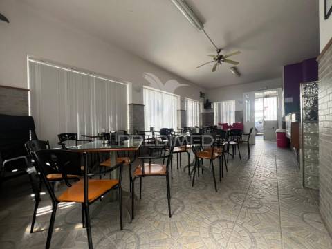 Arrenda-se café / snack bar com esplanada no centro histórico de palmela