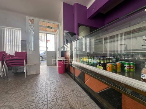 Arrenda-se café / snack bar com esplanada no centro histórico de palmela