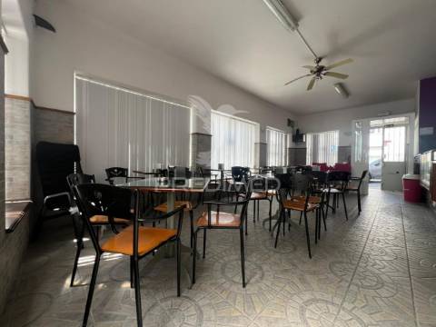 Arrenda-se café / snack bar com esplanada no centro histórico de palmela