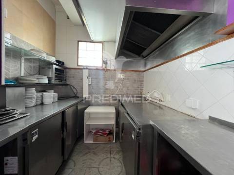 Arrenda-se café / snack bar com esplanada no centro histórico de palmela