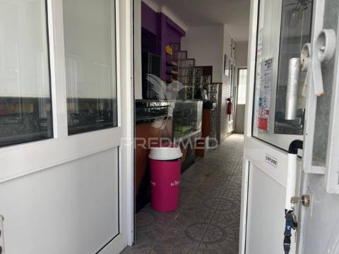 Arrenda-se café / snack bar com esplanada no centro histórico de palmela