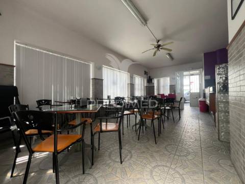 Arrenda-se café / snack bar com esplanada no centro histórico de palmela